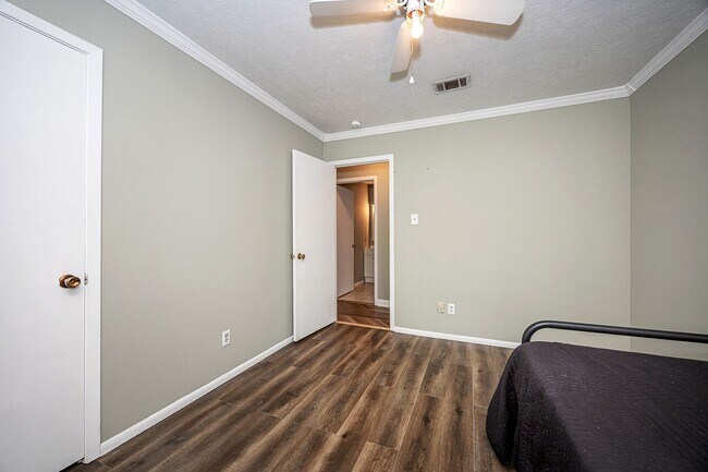 Building Photo - Move in ready 3 Bed 2 Bath Home in East Central School District!