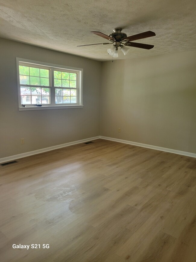 Building Photo - 253 Ivanhoe Ln