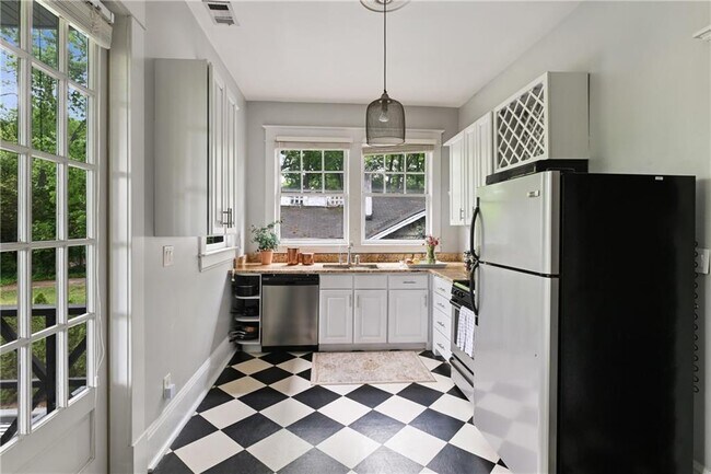 Building Photo - 635 Bonaventure Ave NE