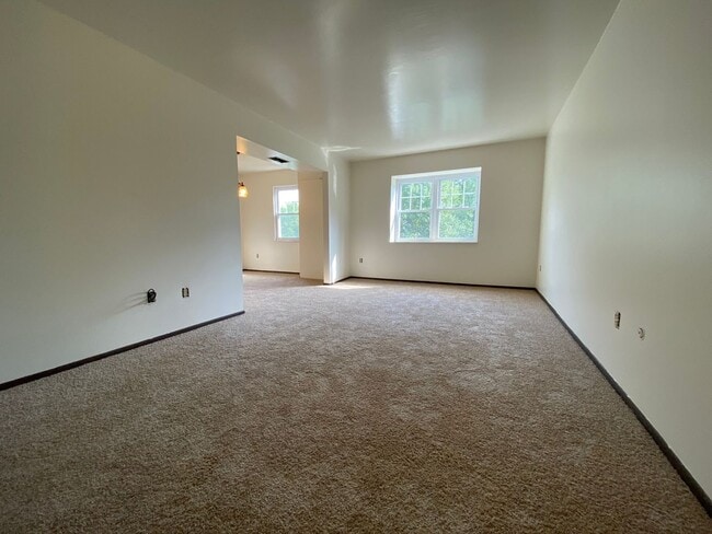 Building Photo - Wonderful 2BR in Bellevue!  Central A/C, Equipped Kitchen & More! Great Location!! Call Today!