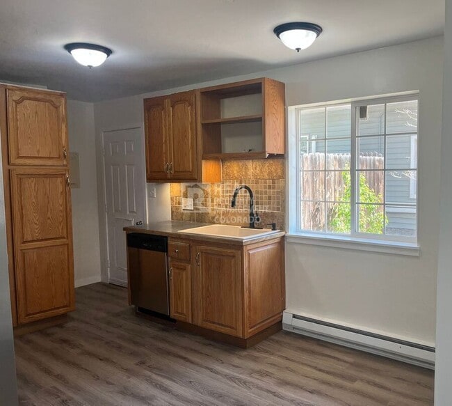 Building Photo - 18 Oak St