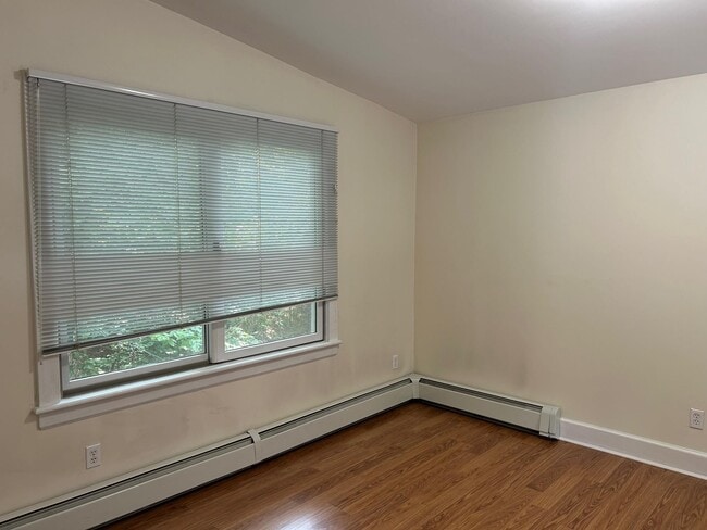 Building Photo - 139 Cove Neck Rd