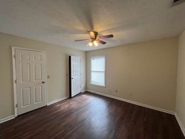 Building Photo - 6 Somerset Townhouse