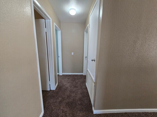 Building Photo - 1602 W Ave H4