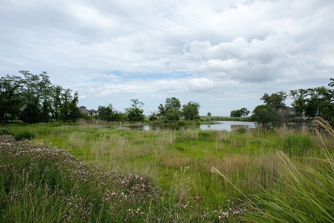 Building Photo - Townhome in the desired Chesapeake Harbour!!!