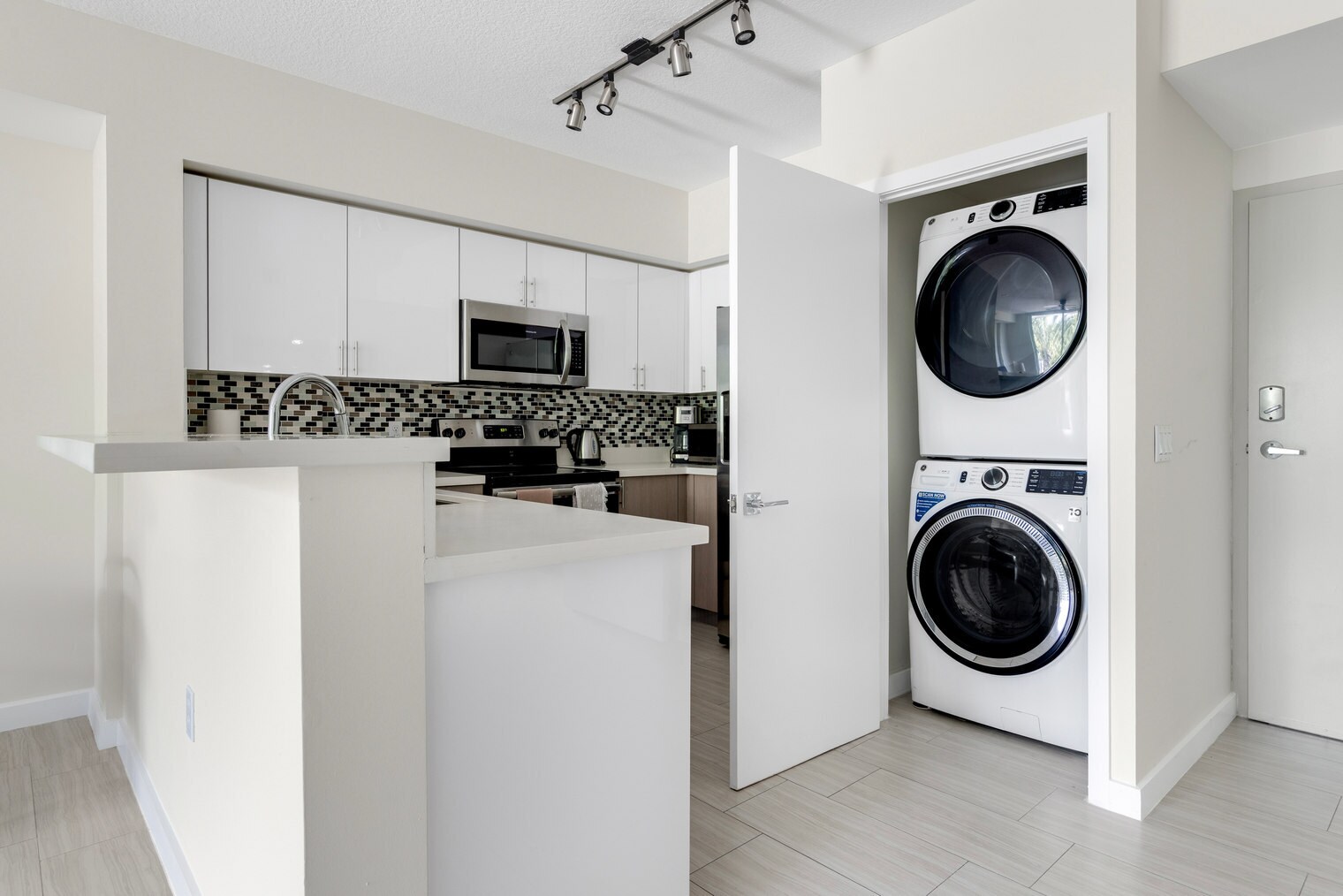 Building Photo - 3880 NE 6th Ave