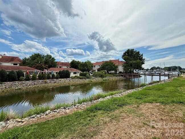 Building Photo - 18009 Kings Point Dr