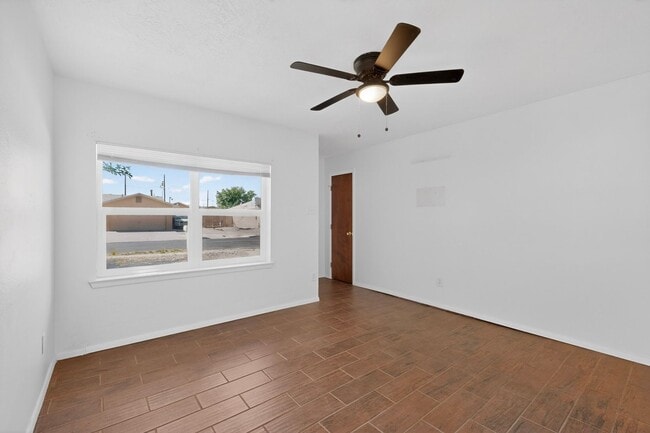 Building Photo - Close in West Side 2 bedroom 1.75/ba 1/cg