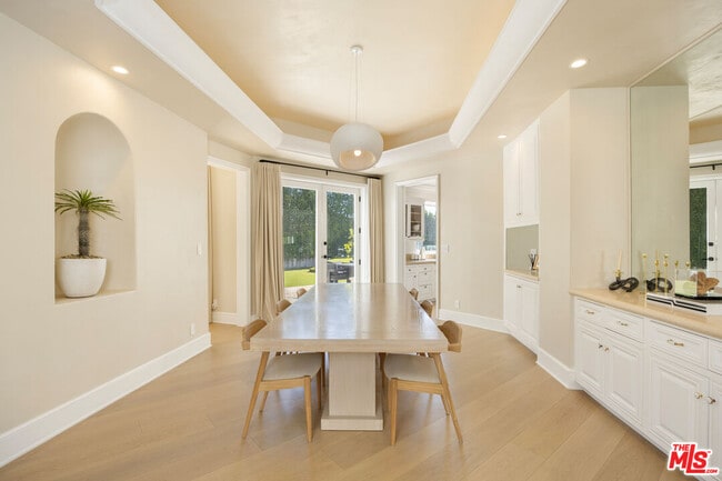 Building Photo - 1424 N Doheny Dr