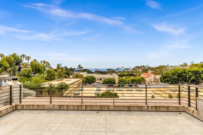 Building Photo - 3 Bed 3 Bath Ocean View, Penthouse "Mark Singer" Residence in Downtown Laguna Beach