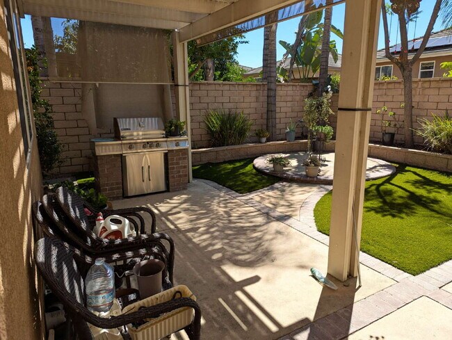 Building Photo - Spacious north Pomona property