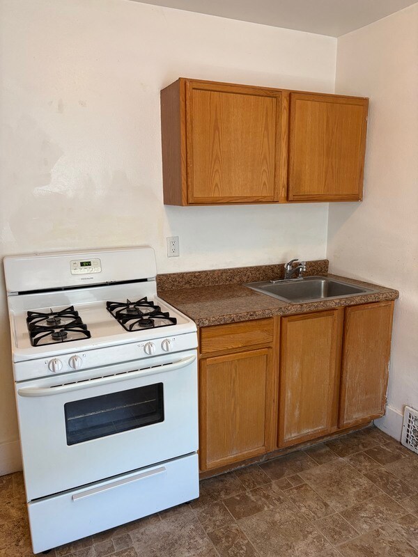 Building Photo - 910 Rood Ave