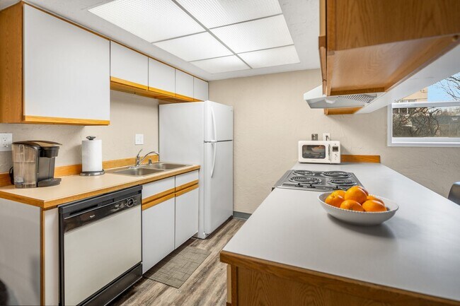 Building Photo - Downtown Anchorage Two Bedroom Two Bath (101)