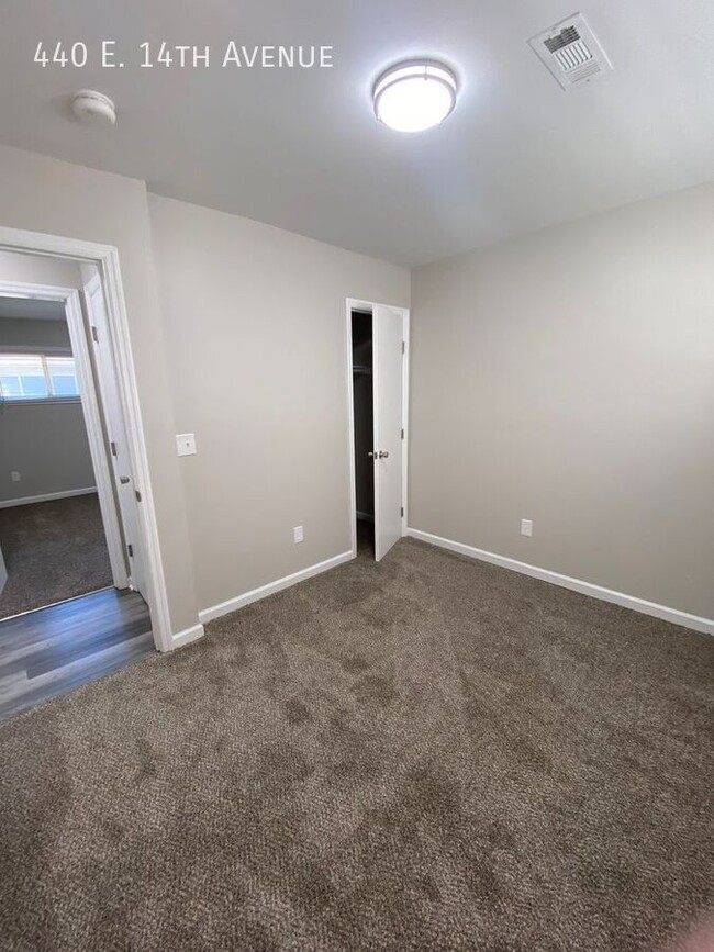 Building Photo - Newly Updated 2 Bedroom Available NOW!