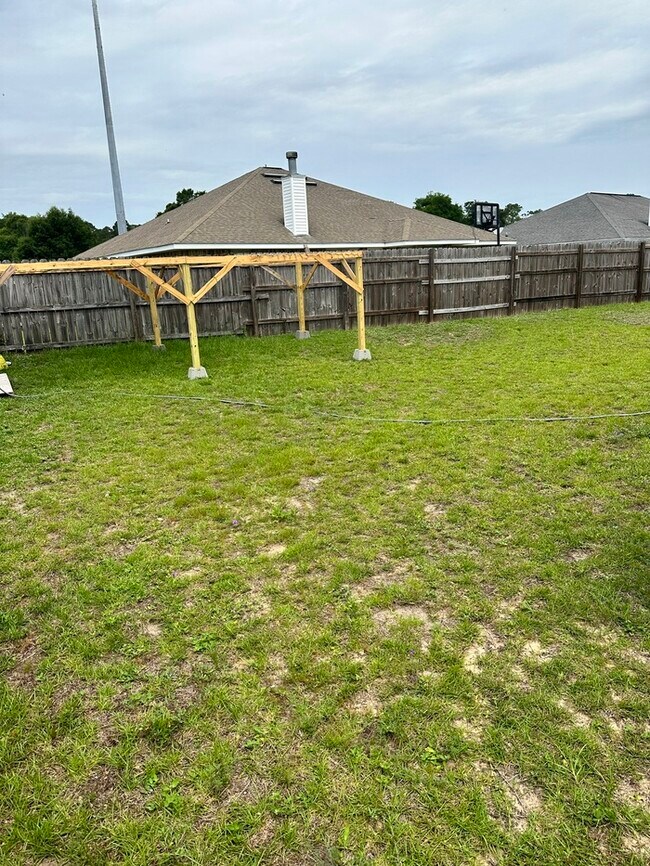 Building Photo - Large 4 bed / 3 bath home minutes from Nav...