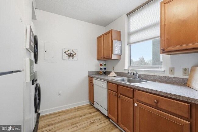Building Photo - 7111 Woodmont Ave