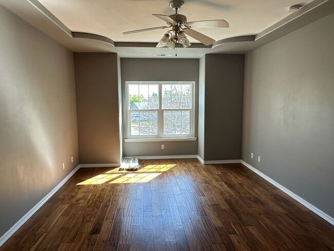 Building Photo - 511 Lone Oak Ct