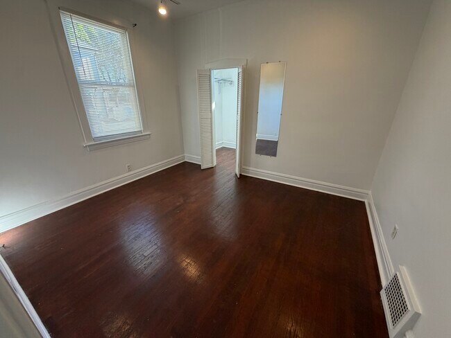 Building Photo - 472 N Larch Ave