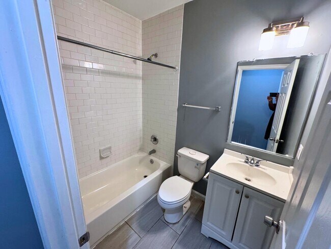 Building Photo - 1712 R St SE