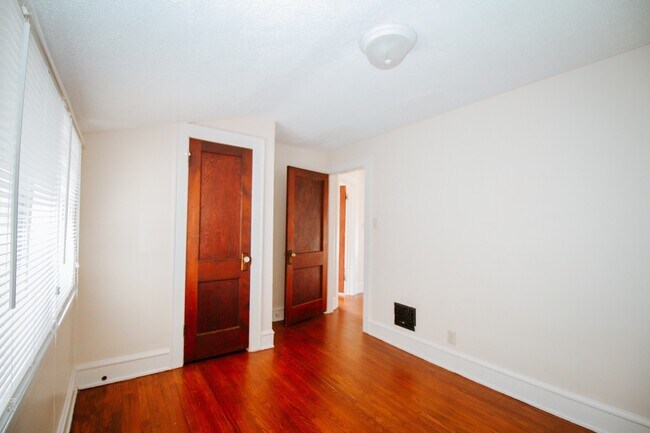 Building Photo - 1467 Sabra Rd