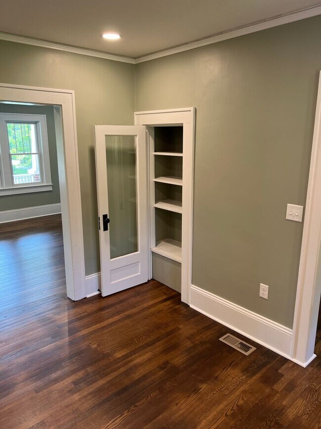 Building Photo - "Character Revived" Etowah Home and Guest House