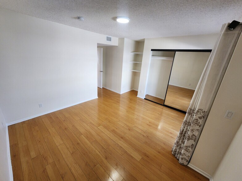 Building Photo - 1118 N Kenmore Ave