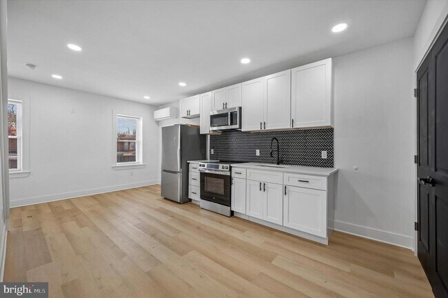 Building Photo - 1911 W Hunting Park Ave