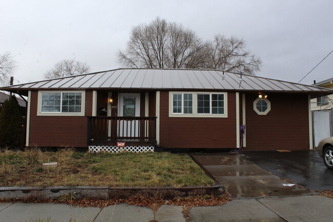 Primary Photo - 2437 Darrow Ave