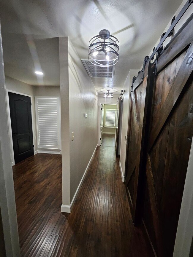 Building Photo - Stylish 2-Bed, 2-Bath Home with Generous Den in The Meadows