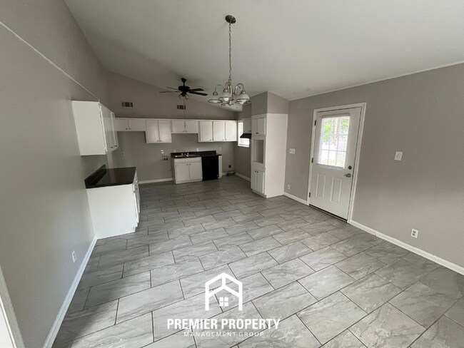 Building Photo - Charming 3BR/2BA Home Near Parkway Village | Hardwood Floors Throughout & Fenced Yard