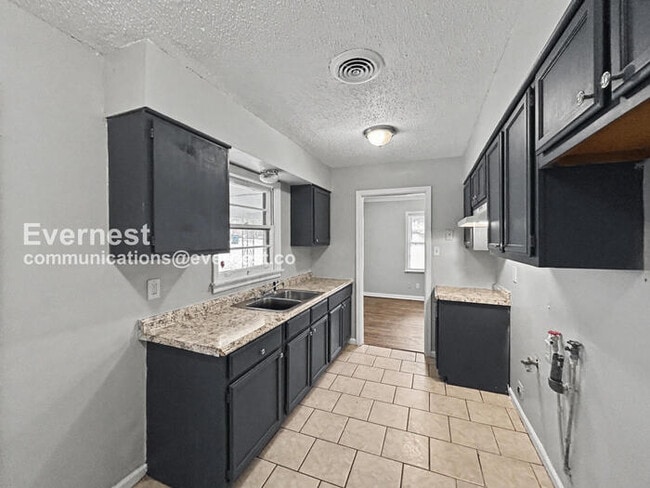 Building Photo - 1758 Woodburn Dr