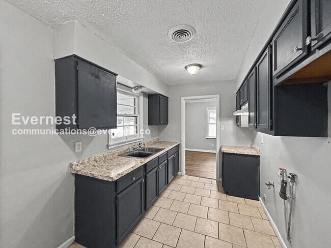 Building Photo - 2 Bed/1 Bath Home with Fenced Yard & Carport / 2 Small Pets Allowed / Vouchers Accepted / Availab...