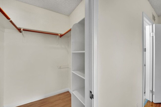 Building Photo - Very Nice 2bd/2ba Condo!! Gated Friendly C...