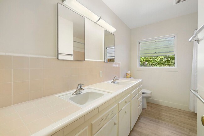 Building Photo - Reburbished 3bd/2ba, 2,275 sq ft home in C...