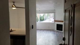 Building Photo - 6525 Woodley Ave