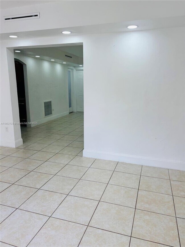 Building Photo - 15445 Hayes Ln