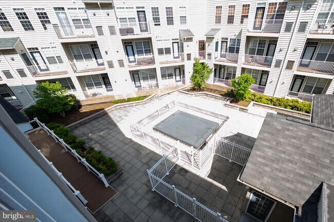Building Photo - 2664 Manhattan Pl