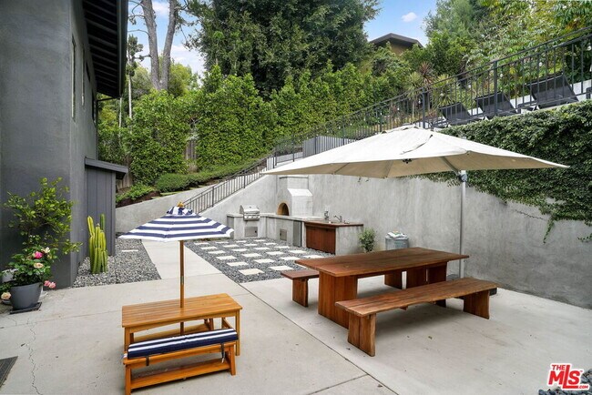 Building Photo - 2418 Canyon Oak Dr