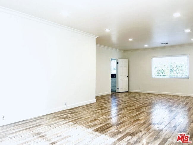 Building Photo - 926 N Pass Ave