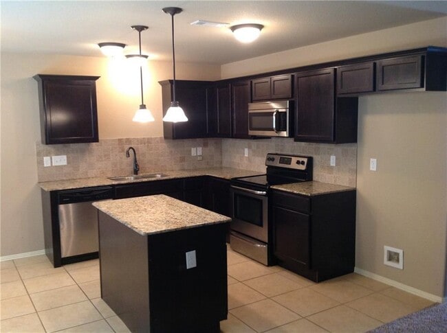 Building Photo - 1000 Kensington Dr