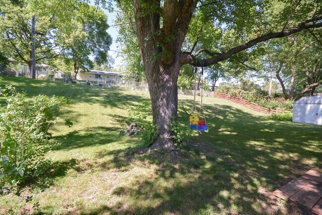 Building Photo - Beautifully updated home in desirable Coun...