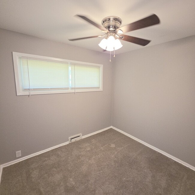 Building Photo - Spacious 4 bedrooms and 1 bath home located on Manchester Ave in Kansas City, MO