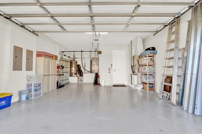 Building Photo - 528 Les Jardin Dr