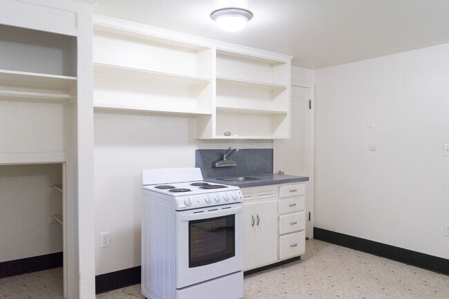 Building Photo - Cozy Studio, Available Now, Great location to Downtown!!