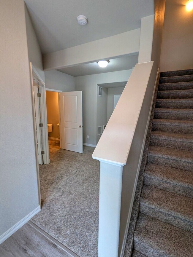 Building Photo - Three Bedroom Townhome