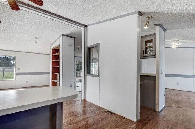 Building Photo - *SPACIOUS HOME IN PIKEVILLE SCHOOL DISTRICT*