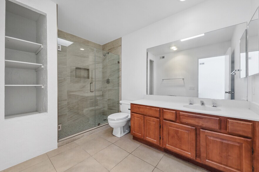 Master Bath - 74239 Santa Rosa Cir