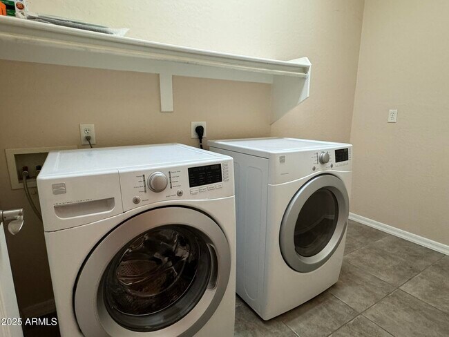 Building Photo - 2671 S Dragoon Dr