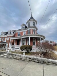 Building Photo - 71 Main St