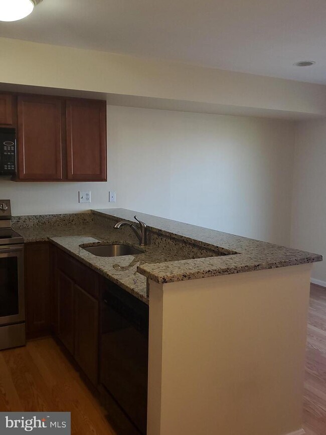 Building Photo - 5 Queen Victoria Way